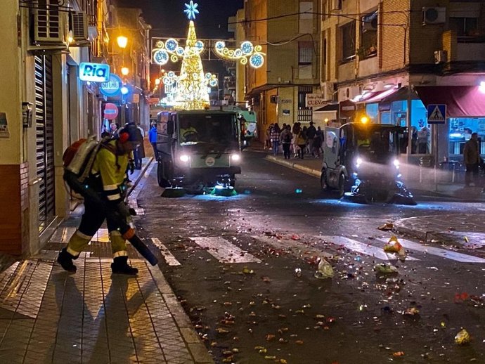 Servicios de limpieza en Alcalá de Guadaíra tras el paso del cortejo de los Reyes Magos.