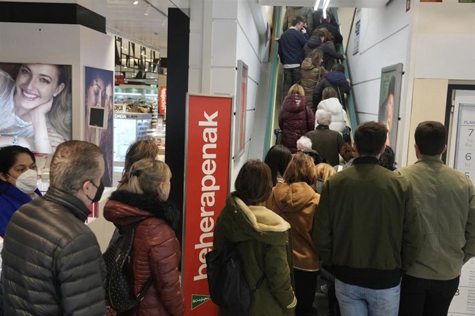 Inicio de las rebajas de invierno en El Corte Inglés de Bilbao