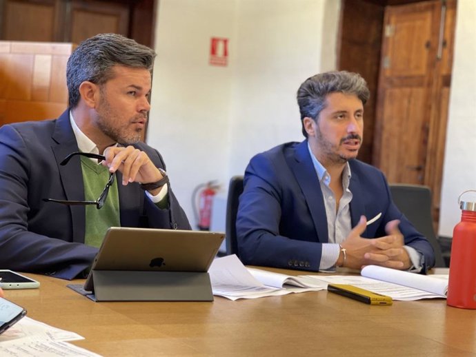 Archivo - El consejero insular de Cooperación Municipal y Vivienda del Cabildo de Tenerife, Zebenzuí Chinea, y el alcalde de La Laguna, Luis Yeray Gutiérrez