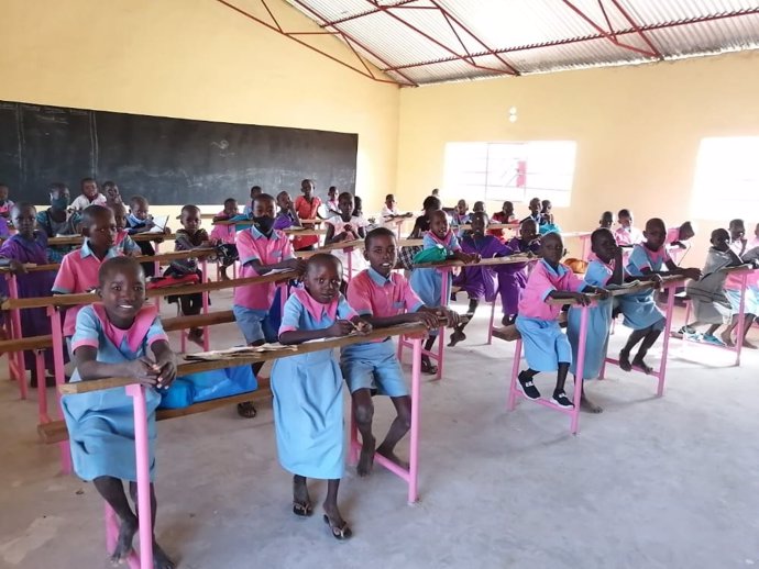 Niños y niñas en un aula del colegio de Kilaya (Kenia).