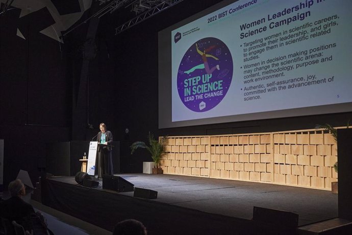 La directora de programas del BIST, Núria Bayó, presentando la campaña 'Step up in science, lead the change' en la Conferencia anual del BIST