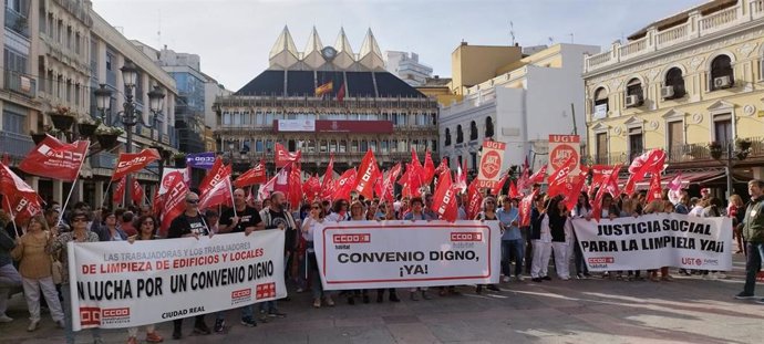 Archivo - Trabajadoras de limpieza se concentran en Ciudad Real