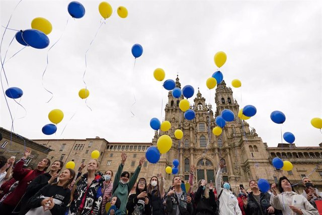 Archivo - Varias personas lanzan globos al aire como gesto para el fin de la guerra en Ucrania, en la plaza del Obradoiro, a 25 de marzo de 2022, en Santiago de Compostela, A Coruña, Galicia (España). El acto, convocado por el Equipo de Investigaciones Po