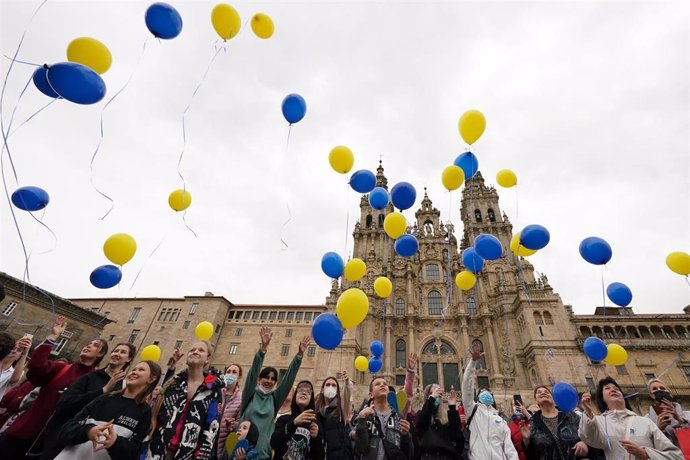 Archivo - Varias personas lanzan globos al aire como gesto para el fin de la guerra en Ucrania, en la plaza del Obradoiro, a 25 de marzo de 2022, en Santiago de Compostela, A Coruña, Galicia (España). El acto, convocado por el Equipo de Investigaciones 