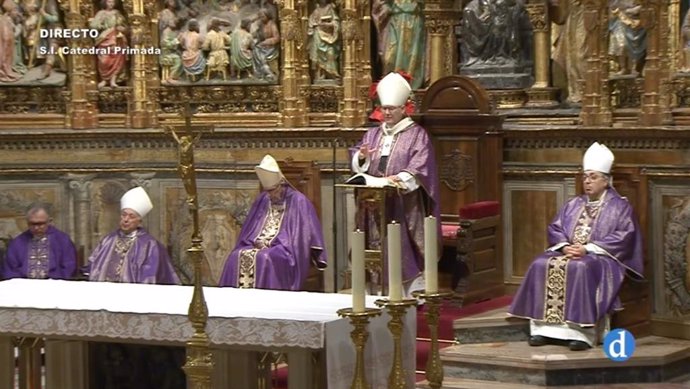 El arzobispo de Toledo, Francisco Cerro Chaves, preside la misa funeral por Benedicto XVI.