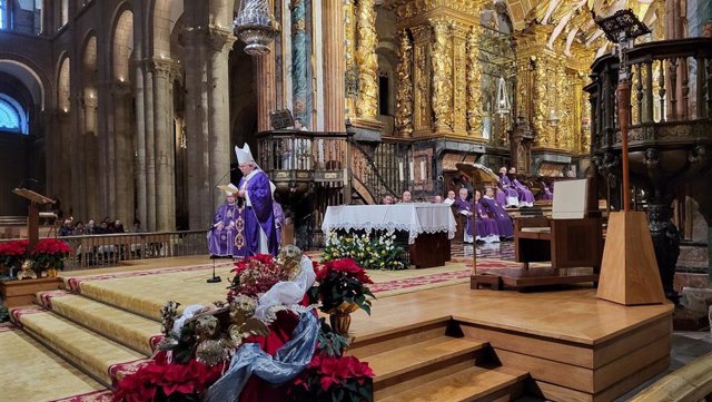 El arzobispo de Santiago, monseñor Julián Barrio, en el funeral diocesano por el Papa emérito Benedicto XVI.