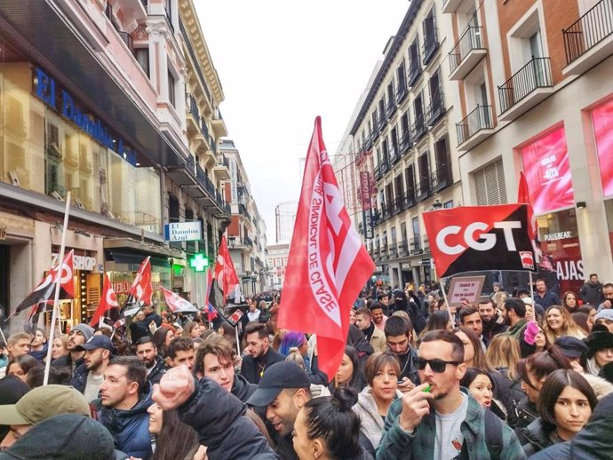 Varios trabajadores de Inditex, en huelga, se manifiestan por la mejora de sus condiciones laborales en la calle Preciados, a 7 de enero de 2022, en Madrid (España). 