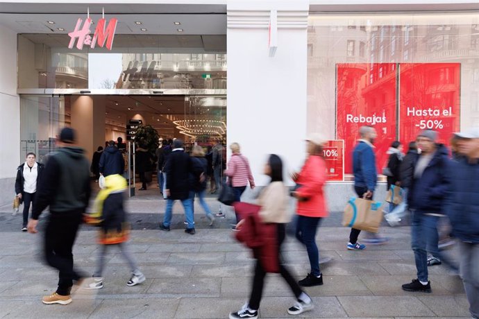 Varias personas caminan frente a una tienda de H&M, a 3 de enero de 2023
