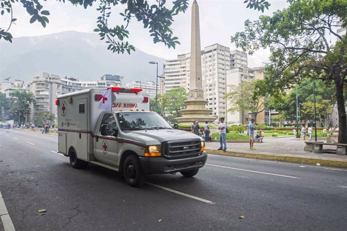 Archivo - Una ambulancia en Venezuela