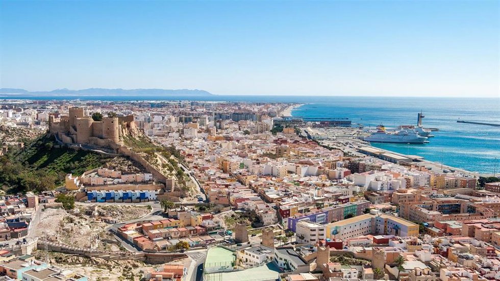 Archivo - Vista aérea de Almería.