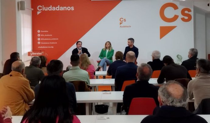Patricia Guasp, aspirante a la portavocía política de Cs, en una reunión con afiliados en Sevilla