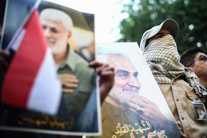 Archivo - 29 April 2022, Iraq, Baghdad: Asupporter of Iraqi Popular Mobilization Forces holds a picture of  late Iranian Revolutionary Guard Gen. Qassem Soleimani, who was killed in Iraq in 2020, as he takes part in a rally marking the Al-Quds Day (Jer