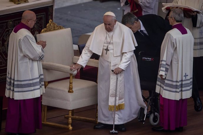 El Papa en el funeral por Benedicto XVI