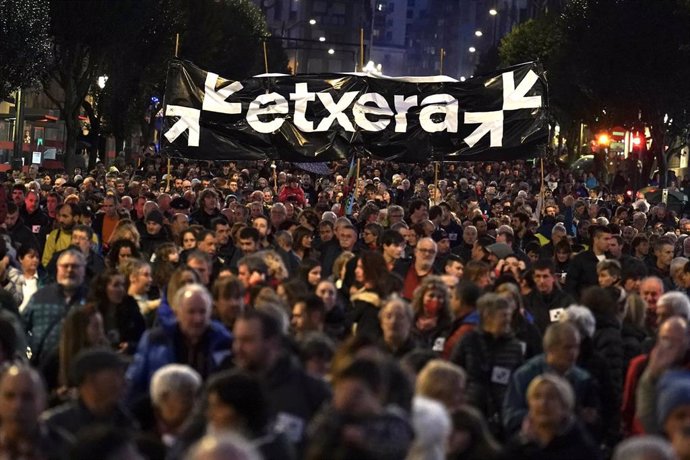 Numerosas personas se manifiestan en defensa de los derechos de los presos de ETA y por el fin de la dispersión, en la calle Autonomía, a 7 de enero de 2023, en Bilbao, Vizcaya, País Vasco, (España). La asociación por los derechos de los presos vascos S