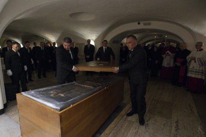 Féretro del papa emérito Benedicto XVI en la cripta vaticana, a 5 de enero de 2023, en Ciudad del Vaticano, Roma (Italia). El féretro con los restos mortales del papa emérito Benedicto XVI ha sido trasladado a las Grutas Vaticanas, donde es enterrado en