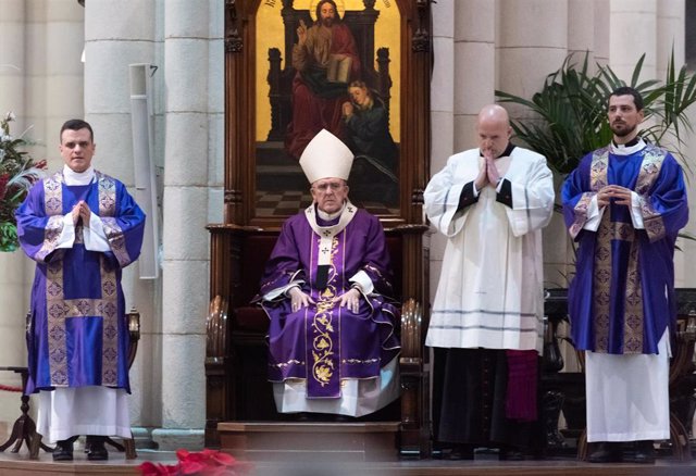 El arzobispo de Madrid, monseñor Carlos Osoro, oficia la Misa Funeral por el Papa emérito Benedicto XVI, en la catedral de La Almudena, a 7 de enero de 2023, en Madrid (España). 