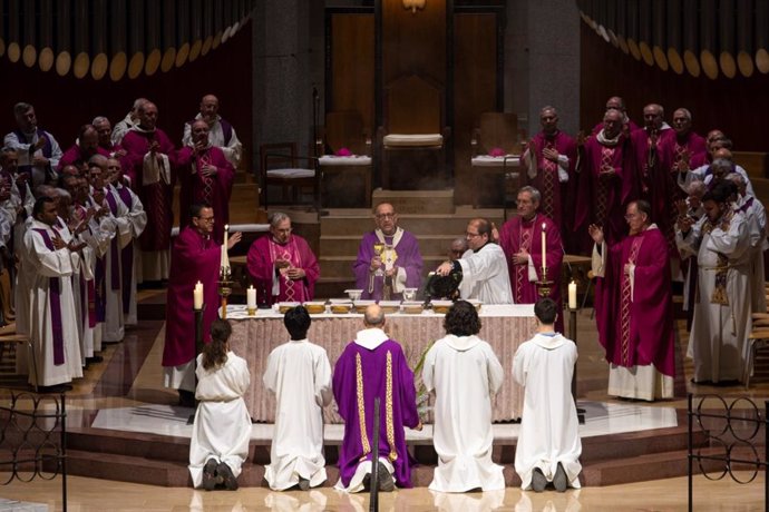 El cardenal arzobispo de Barcelona Joan Josep Omella oficia la misa en memoria de Benedicto XVI este sábado