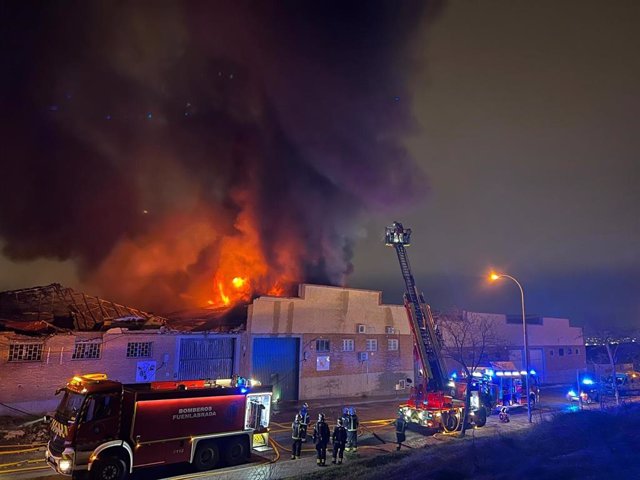 Incendio en una nave de repostería en el Polígono Cobo Calleja de Fuenlabrada (Madrid).