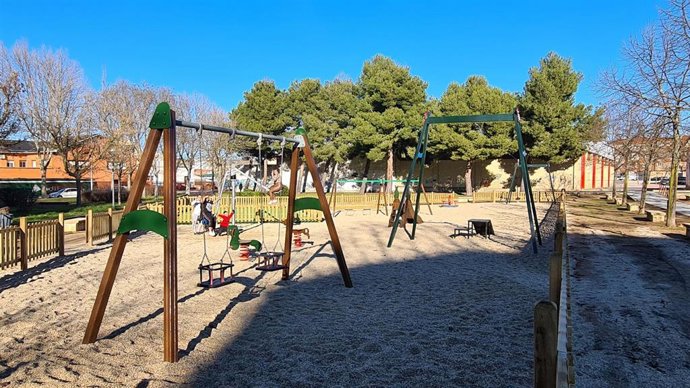 El Ayuntamiento de Salamanca amplía la zona de juegos infantiles del parque Tomás Bretón