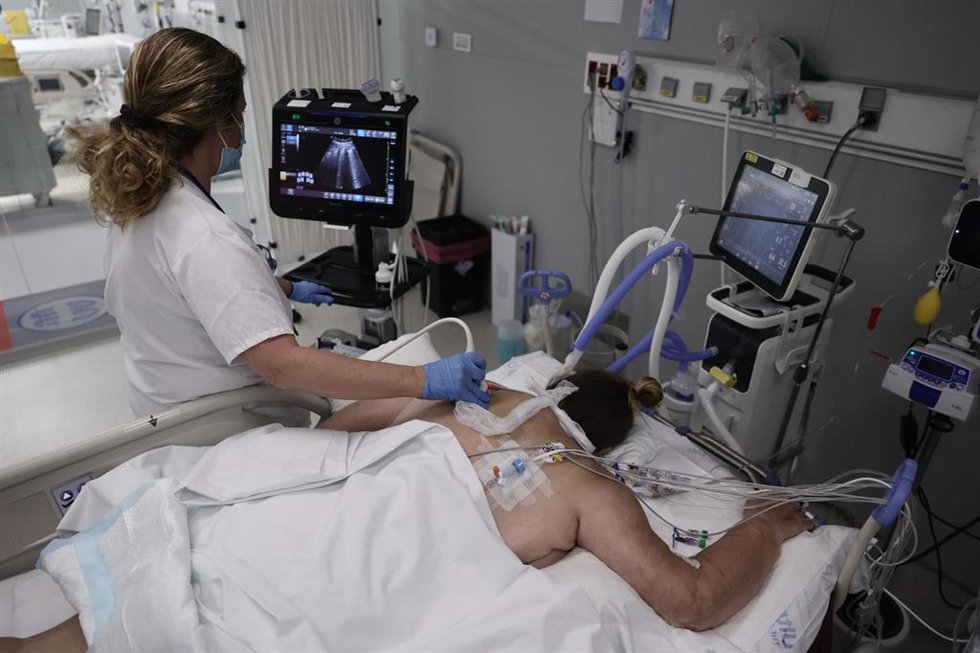 Archivo - Paciente hospitalizado por Covid