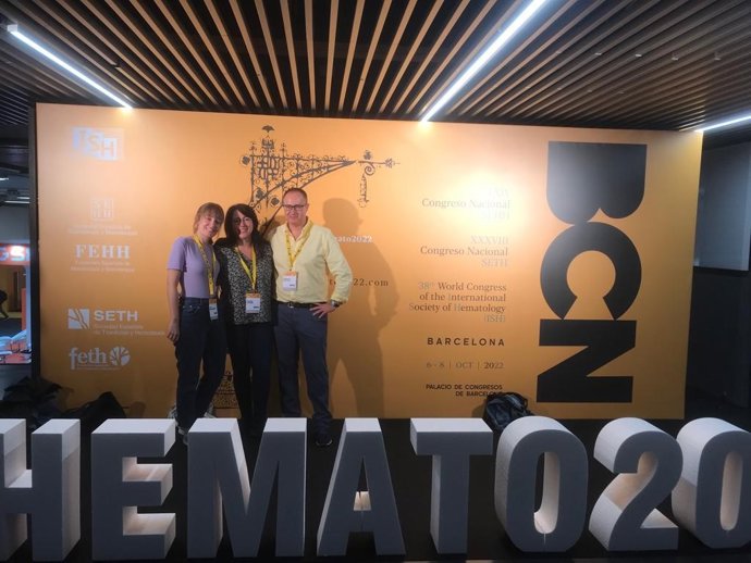 En la imagen, la doctora María Sánchez Villalobos (i), el doctor Eduardo José Salido Fiérrez, responsable del Laboratorio, Consulta y Ensayos Clínicos en Eritropatología de la Arrixaca, y la doctora Ana Belén Pérez (d).