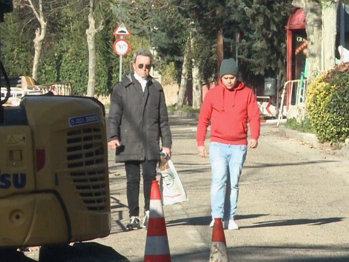 JOSÉ ORTEGA CANO Y SU HIJO, JOSÉ FERNANDO, DANDO UN PASEO