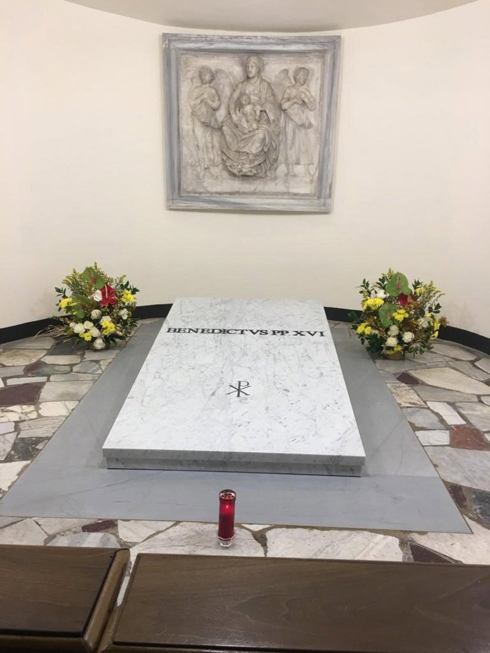 Tumba de Benedicto XVI en las grutas vaticanas 