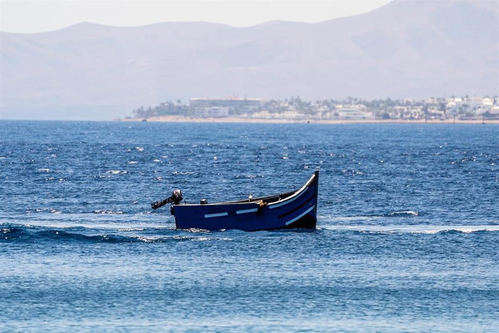 Archivo - La patera donde viajaban los 34 migrantes, a su llegada al Muelle de La Cebolla, a 1 de septiembre de 2021, en Lanzarote, Islas Canarias (España). La patera con los migrantes fue avistada al norte de Arrecife y una embarcación de Salvamento Ma
