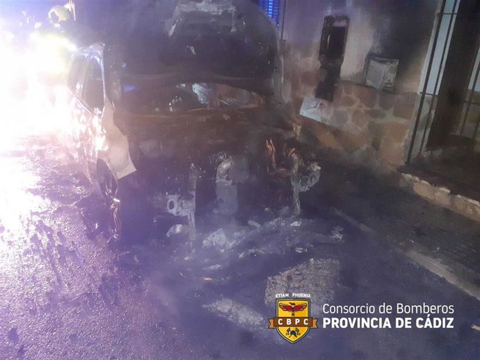 Una vivienda afectada tras el incendio de dos coches en Chiclana