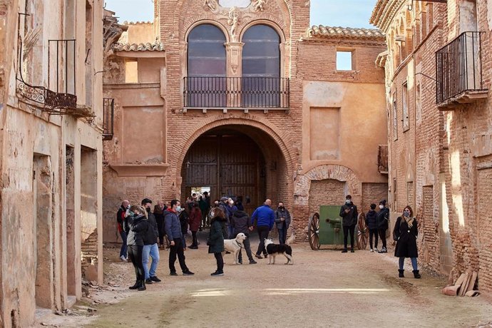 Turistas en el Pueblo Viejo de Belchite.