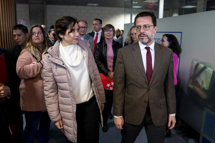 La presidenta de la Comunidad de Madrid, Isabel Díaz Ayuso y el consejero de Economía, Hacienda y Empleo de la Comunidad de Madrid, Javier Fernández-Lasquetty, durante su visita a la nueva oficina de empleo Vallecas-Santa Eugenia, a 9 de diciembre de 20