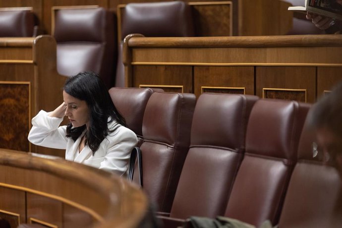 La presidenta de Ciudadanos, Inés Arrimadas, durante una sesión plenaria, en el Congreso de los Diputados.