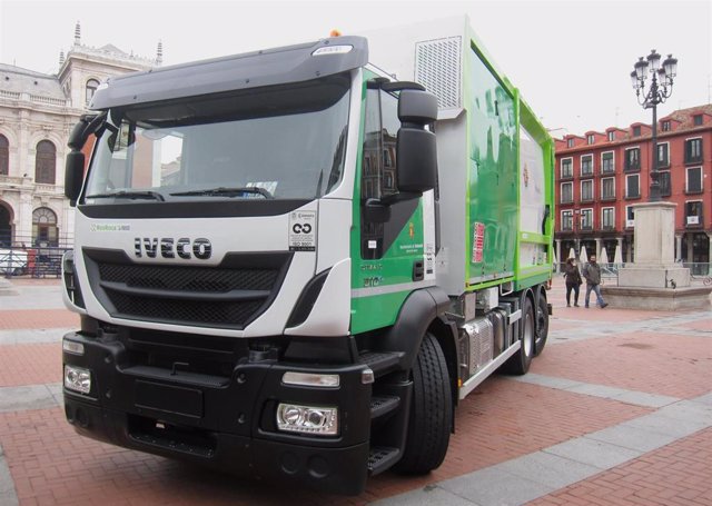 Archivo - Imagen de recurso de un camión de recogida de basura en Valladolid
