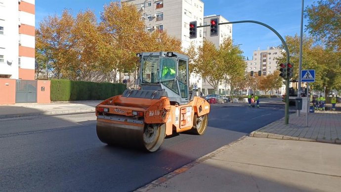 Máquinas en la calle Flor de Gitanilla, en Sevilla Este.