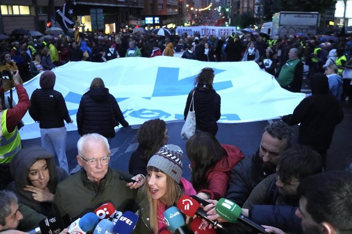 Los portavoces de la red ciudadana Sare, Josea Azkarraga y Bego Atxa, realizan declaraciones a los medios en la manifestación por la defensa de los derechos de los presos de ETA y por el fin de la dispersión, en la calle Autonomía, a 7 de enero de 2023,