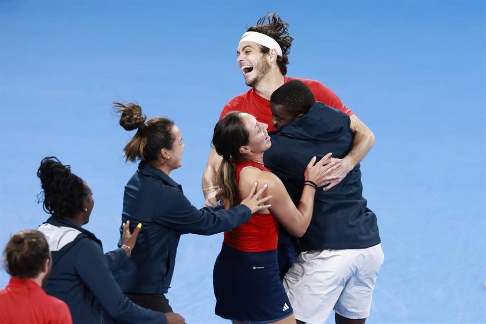 Taylor Fritz celebra la consecución del título de la United Cup con sus compañeros del equipo de Estados Unidos