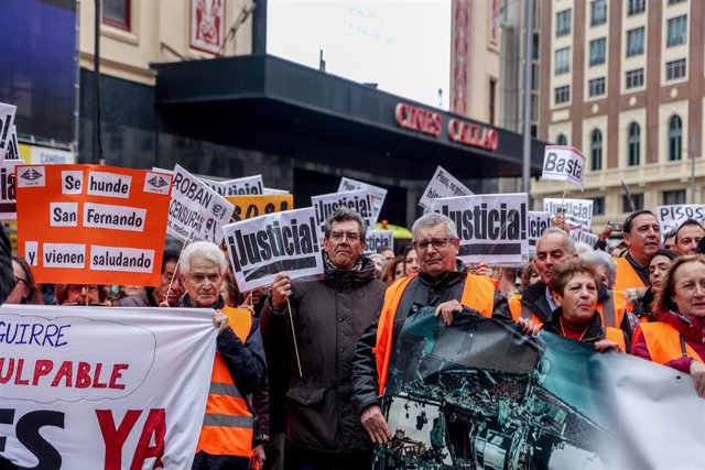 Varias personas protestan en una manifestación por las afecciones de las obras de la línea 7B de Metro, en la Plaza del Callao, a 8 de enero de 2023, en Madrid (España). La plataforma de afectados por las obras de ampliación de la línea 7B del Metro de Ma