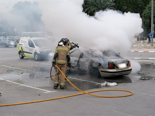 Arde un vehículo estacionado en el aparcamiento exterior de un centro comercial de Murcia