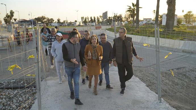 Los socialistas Begoña Medina y Jorge Quero, junto a vecinos de Sacaba
