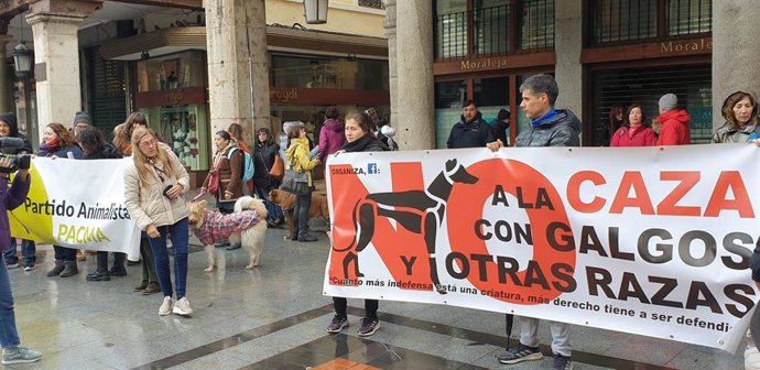Cerca de 50 personas se concentran en Valladolid para pedir que se incluya a los perros de caza en la Ley de Bienestar A