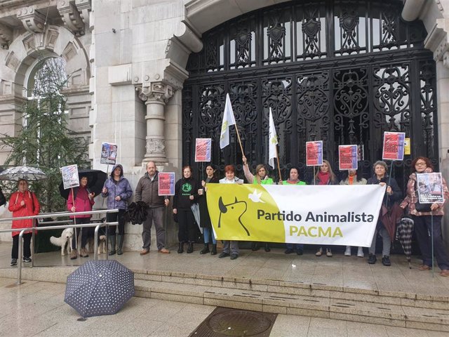 Concentración de PACMA junto al Ayuntamiento de Santander