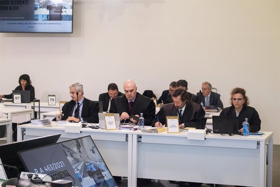 Archivo - Abogados del acusado en el juicio por el accidente del Alvia, en la Cidade da Cultura, a 1 de diciembre de 2022, en Santiago de Compostela, A Coruña, Galicia (España). Los familiares y las víctimas del accidente de Alvia se han concentrado mie
