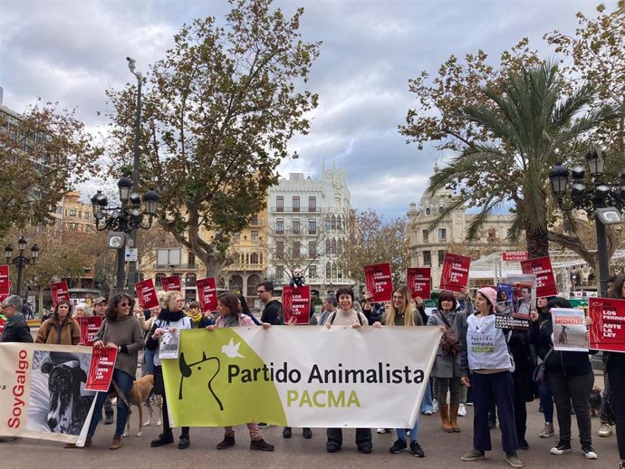 PACMA se manifiesta para exigir que la Ley de Bienestar Animal no excluya a perros de caza