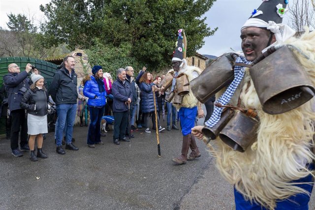 Varias personas participan en la celebración de la fiesta de la Vijanera, a 8 de enero de 2023, en Silió, Molledo, Cantabria