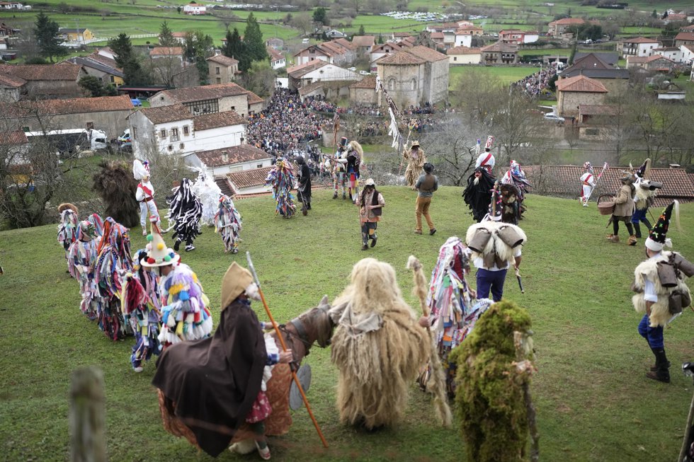 Varias personas participan en la celebración de la fiesta de la Vijanera, a 8 de enero de 2023, en Silió, Molledo, Cantabria