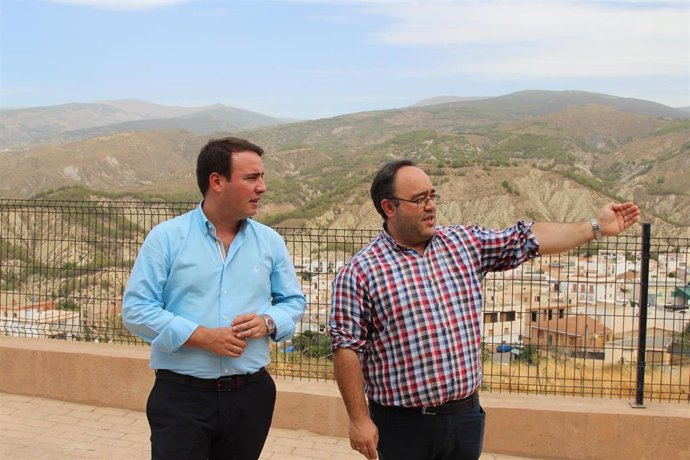 Archivo - El vicepresidente y diputado de Presidencia, Fernando Giménez, y el alcalde de Alcolea, Antonio Ocaña