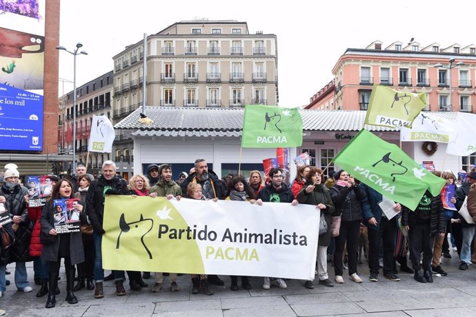 Varias personas se manifiestan contra la exclusión de los perros de caza de la ley de protección animal, a 8 de enero de 2023, en Madrid (España). 