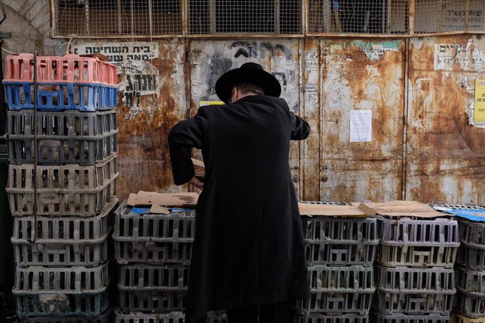 Un hombre realiza el ritual del Kapparot en Jerusalén