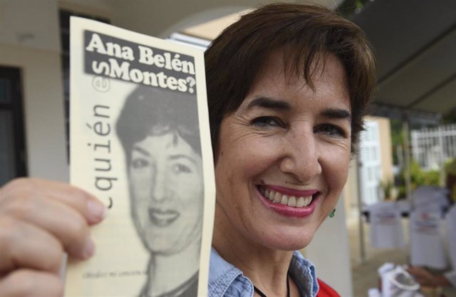 Archivo - Miriam Montes, prima de la puertorriqueña Ana Belén Montes, muestra una imagen de su familiar, liberada tras 20 años en prisión en Estados Unidos después de ser condenada por espiar para Cuba