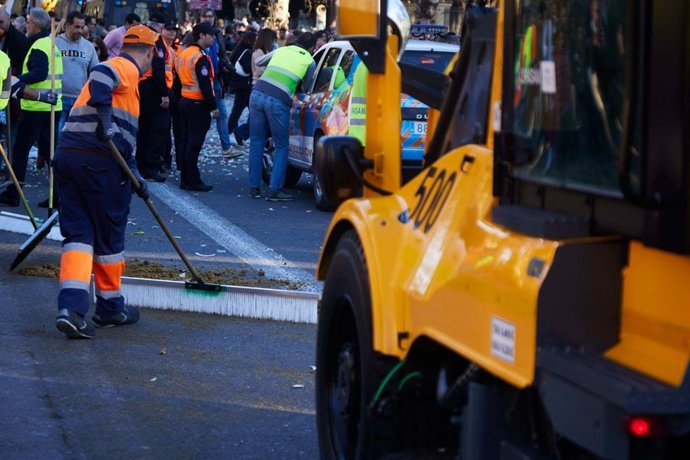 Efectivos de Lipasam barriendo al paso de la cabalgata en Sevilla.
